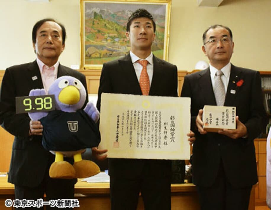  贈呈式に出席した桐生（中）。左は上田埼玉県知事