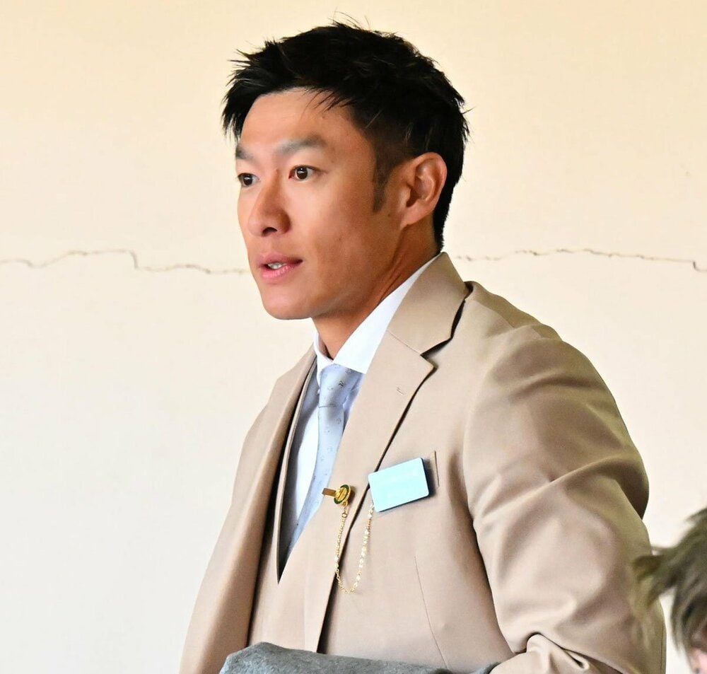 小倉競馬場のパドックで愛馬を観戦するソフトバンク・柳田悠岐(2026年1月)