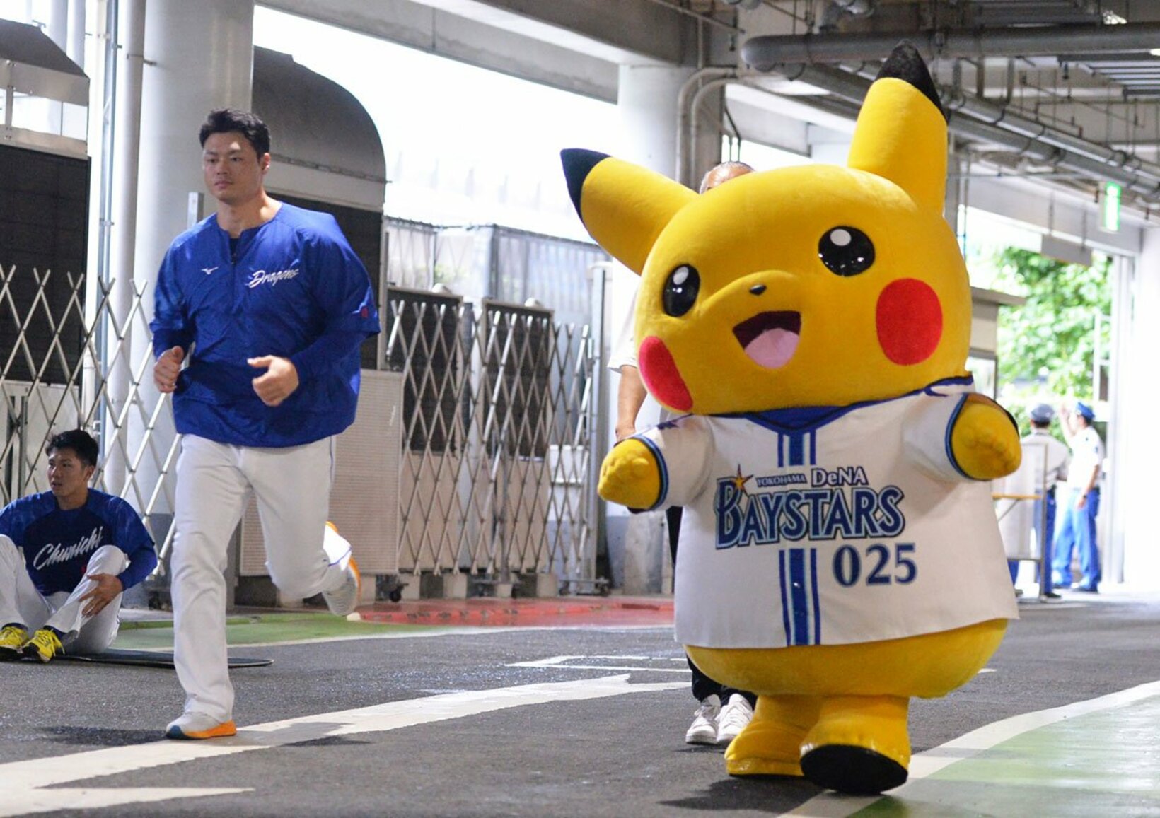 ピカチュウと走り込む細川成也