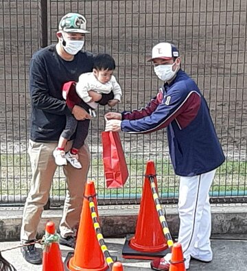  ファンにサイン入り帽子を渡す松井裕（右）（東スポWeb）