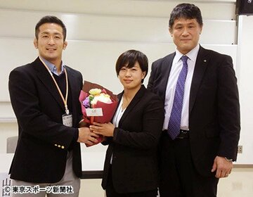 引退会見を行った西田優香（中）。左は秋本コーチ、右は山田監督