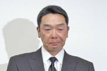 謝罪会見で涙をこらえる阿部前監督