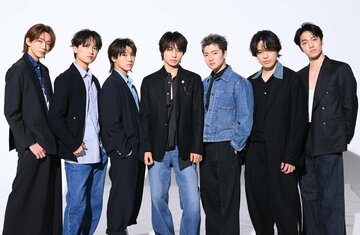 左から長妻怜央、萩谷慧悟、安井謙太郎、阿部顕嵐　諸星翔希、真田佑馬、森田美勇人