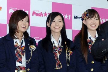 １１歳でデビューした松井珠理奈。左は前田敦子、右は小嶋陽菜（２００８年）