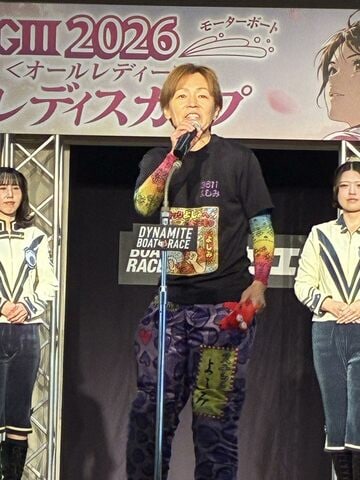 オープニングセレモニーに登場した岩崎芳美