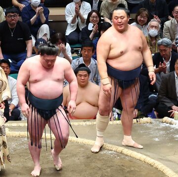時疾風（左）に寄り切られた玉鷲