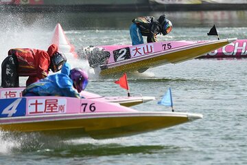  冷静なさばきで今節初勝利を挙げた大山（奥）