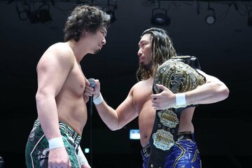 試合後、2冠王者の辻陽太(右)を見下ろすジェイク・リー