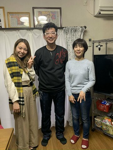左から大山千広、宮崎記者、大山の母・博美さん