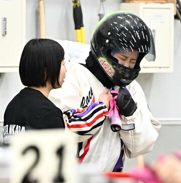 フライングを免れ、安堵の表情の守屋美穂(右)