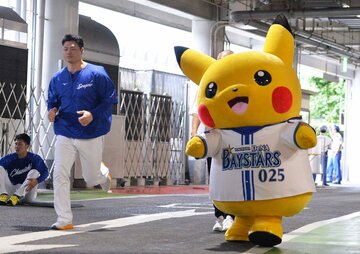 ピカチュウと走り込む細川成也