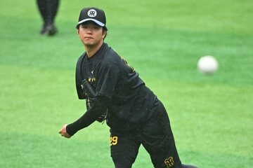 登板に向けて調整する高橋
