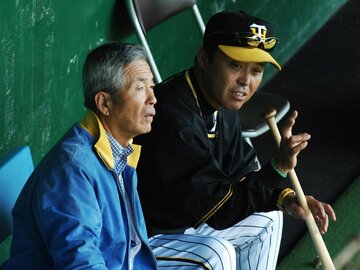  ２００７年の秋季キャンプで北陽高時代の恩師・松岡英孝さん（左）と談笑する阪神・岡田彰布監督