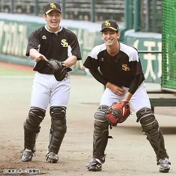  捕手練習をする栗原（右）と甲斐