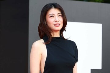 黒のドレスで登場した瀧内公美