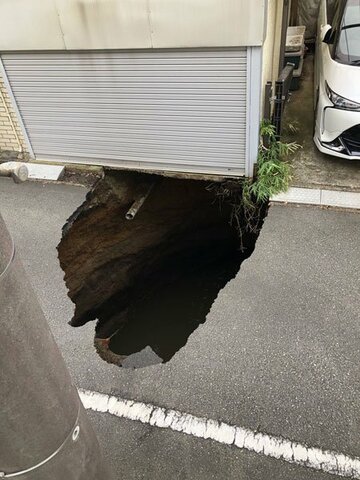  ぱっくりと中が丸見えになっている大穴（住民提供）