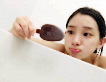風呂場の自撮りを公開する足立