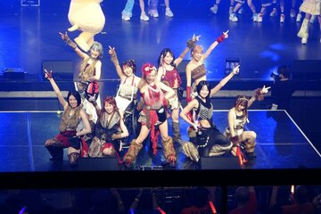 ９人体制でスタートを切った仮面女子