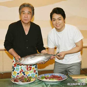  カツオをさばいた鳥羽一郎（左）と三山ひろし
