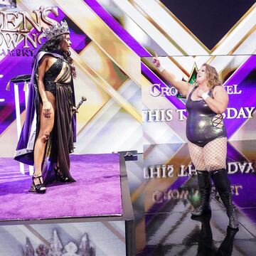  ドゥードロップ（右）はクイーンズ・クラウン決勝でゼリーナ・ベガと対戦する(©2021 WWE, Inc. All Rights Reserved.)