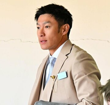 小倉競馬場のパドックで愛馬を観戦するソフトバンク・柳田悠岐（２０２６年１月）
