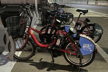 ドコモ・バイクシェアの赤い自転車
