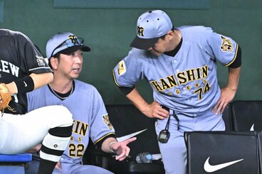1点を追う9回無死一塁、阪神・藤川監督(左)は代走に植田を送ったが…