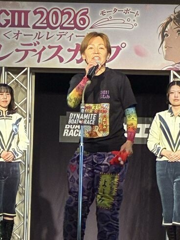 オープニングセレモニーに登場した岩崎芳美