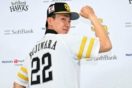 支配下登録が決まり背番号２２を披露する藤原大翔