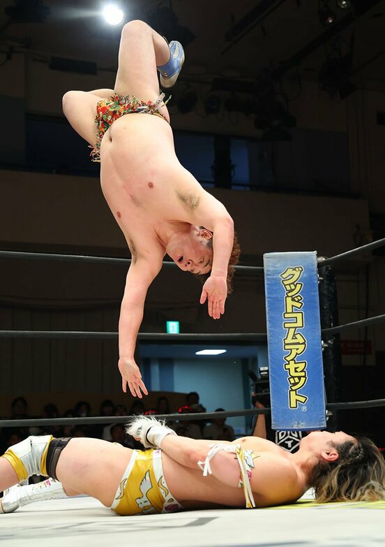 平田一喜(下)にムーンサルトプレスを放つ男色ディーノ