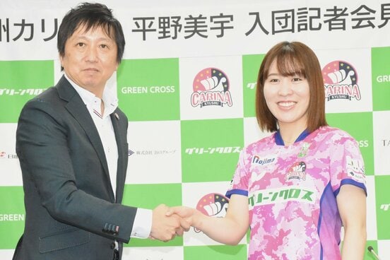 九州カリーナの川面創代表取締役と平野美宇(右)