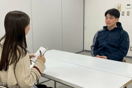 熊崎晴香（左）のインタビューに答える中日・中西聖輝