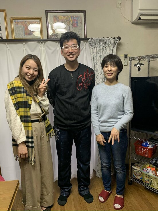左から大山千広、宮崎記者、大山の母・博美さん