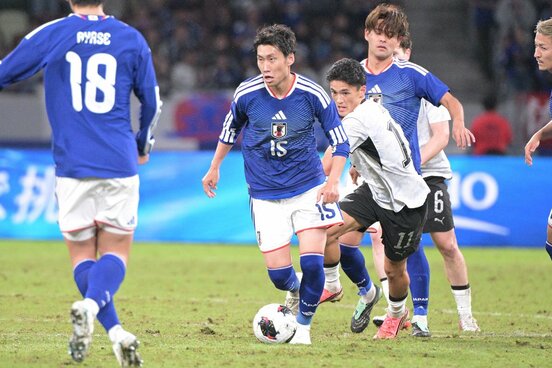 A代表4連勝に貢献したMF鎌田大地(中)