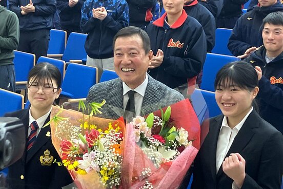 花束を受け取る原辰徳巨人前監督