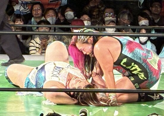 橋本千紘（右）に３カウントを奪われプロレス人生を終えた優宇