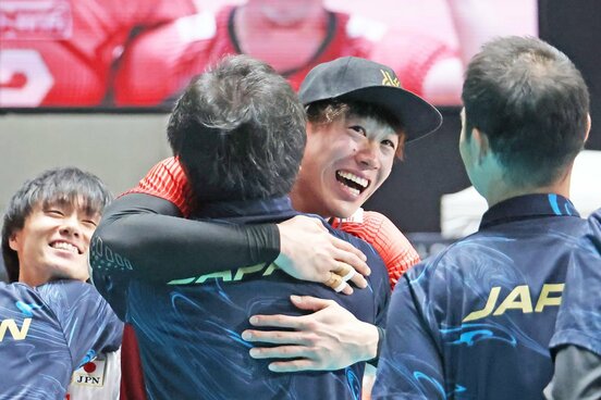 チームスタッフと抱き合って喜ぶ石川祐希
