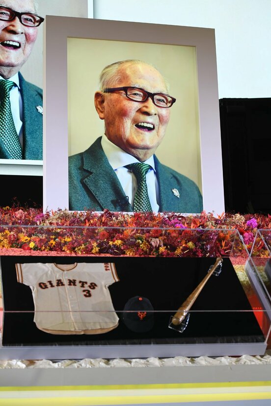 「ミスタージャイアンツ長嶋茂雄お別れの会」に飾られたユニホームとバット