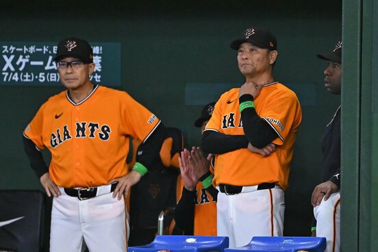 巨人・橋上監督代行(右)の横で戦況を見守った川相コーチ