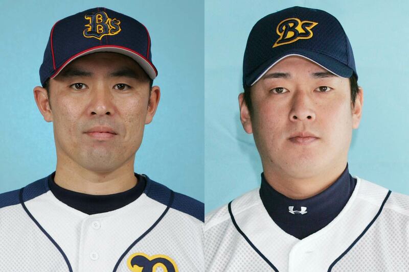 勝ちパターンの継投だった菊地原毅(左)と大久保勝信