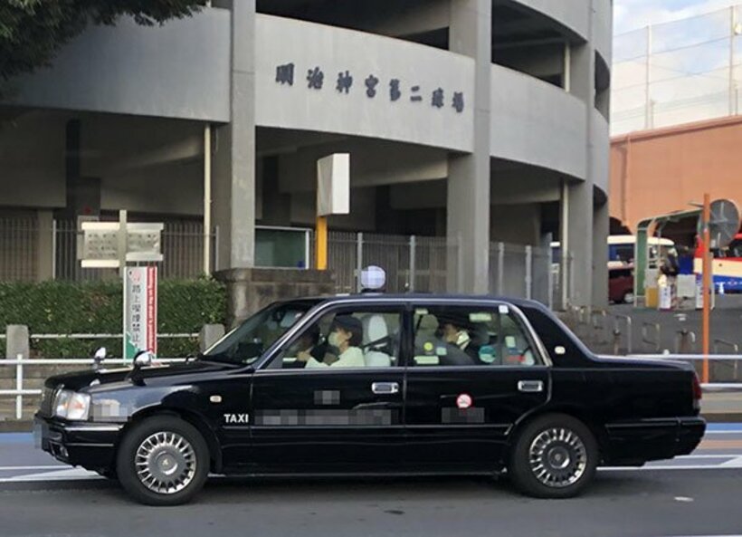  不倫の事情聴取で水泳連盟事務所を訪れた瀬戸は〝裏口〟からタクシーに乗り込んだ