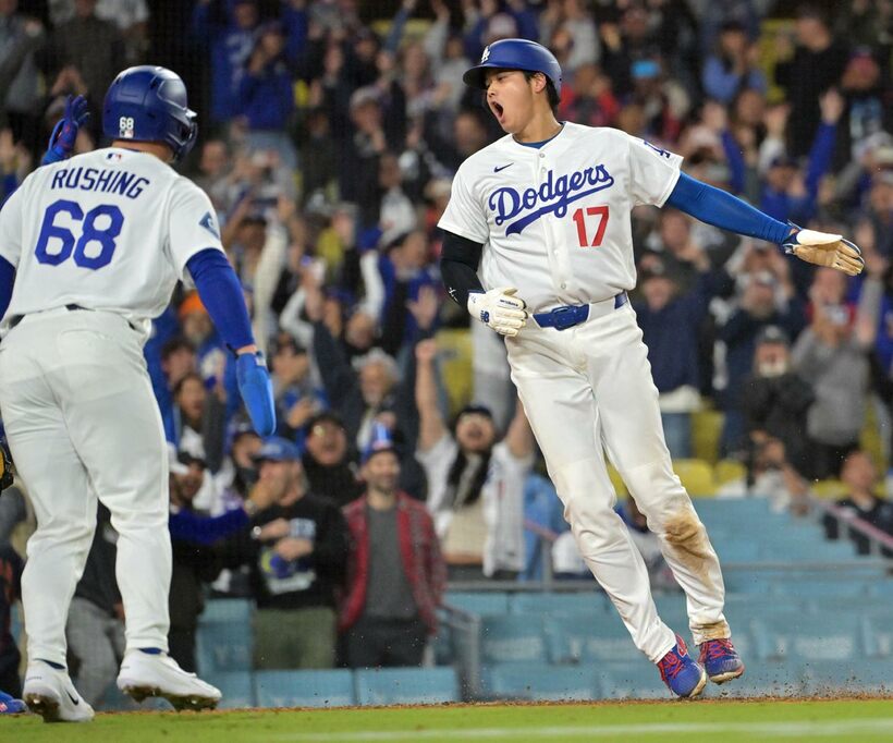 タッカーのサヨナラ打で生還した大谷翔平（ロイター）