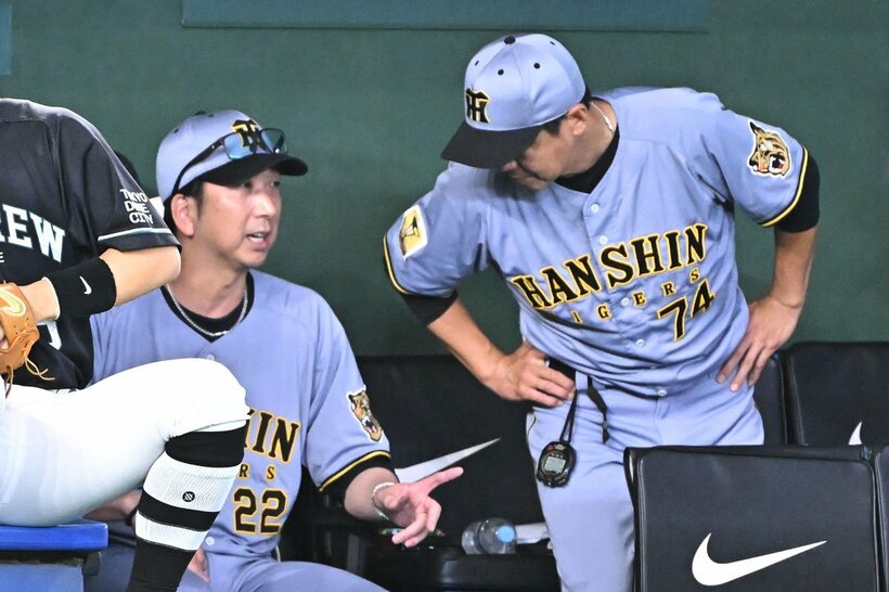 １点を追う９回無死一塁、阪神・藤川監督(左)は代走に植田を送ったが…