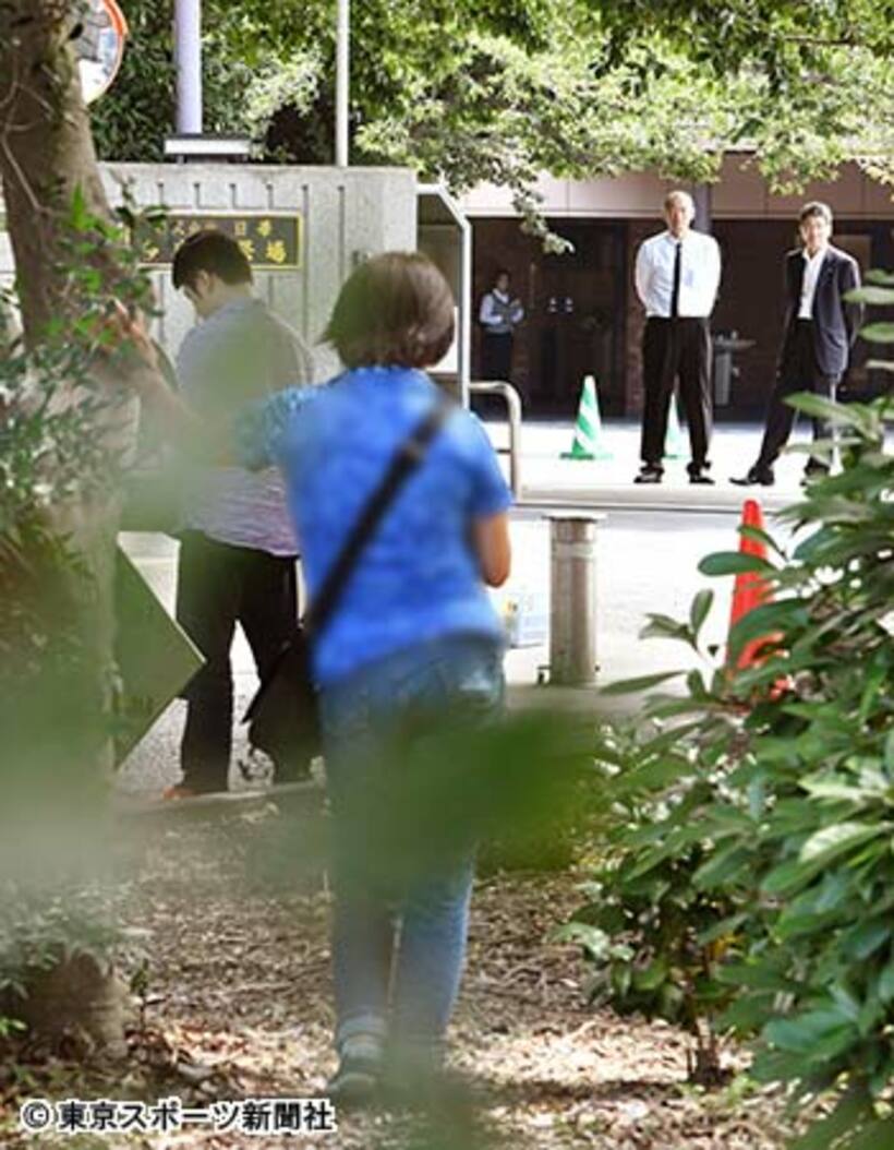  麻原元死刑囚の遺体が火葬された葬祭場の前で立ち尽くす人