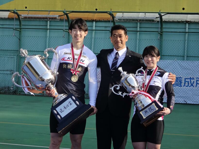 日本競輪選手養成所・神山雄一郎所長の祝福を受ける沢田桂太郎（左）と川上いちご