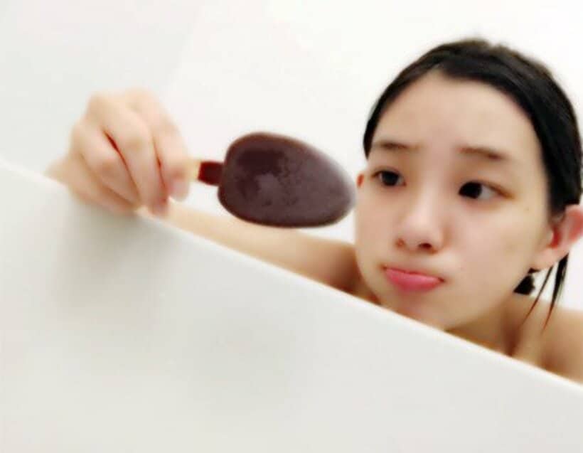 風呂場の自撮りを公開する足立