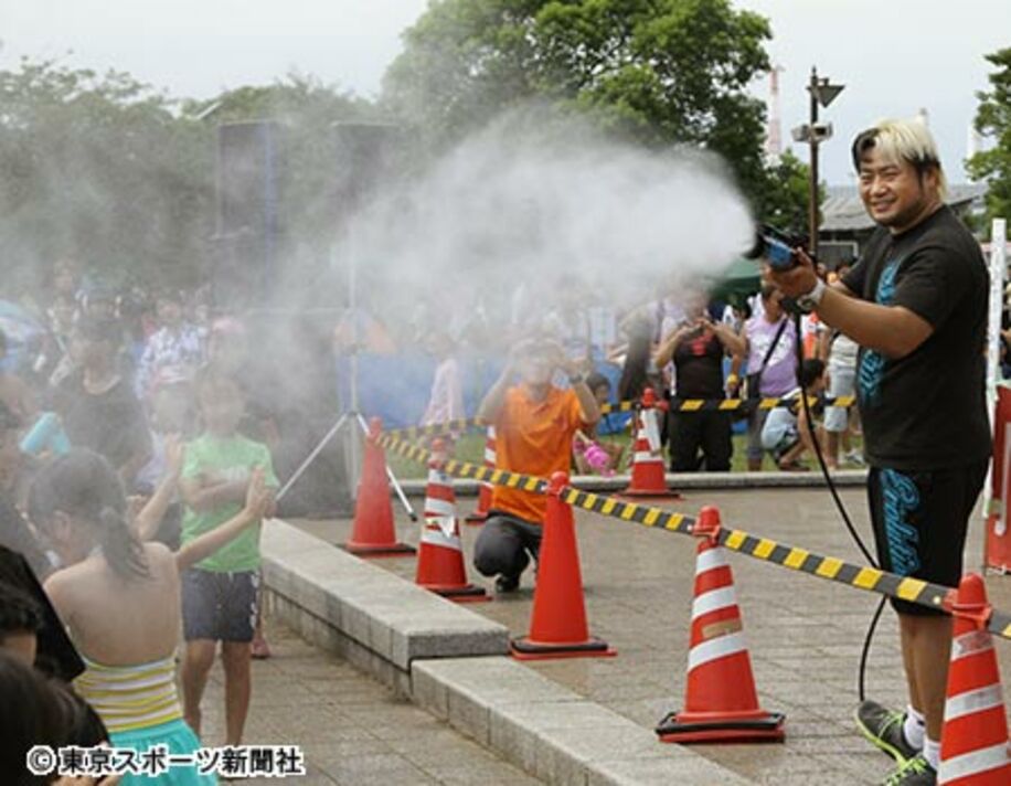 「寒川びっちょり祭」で冷水バズーカーを噴射する諏訪魔