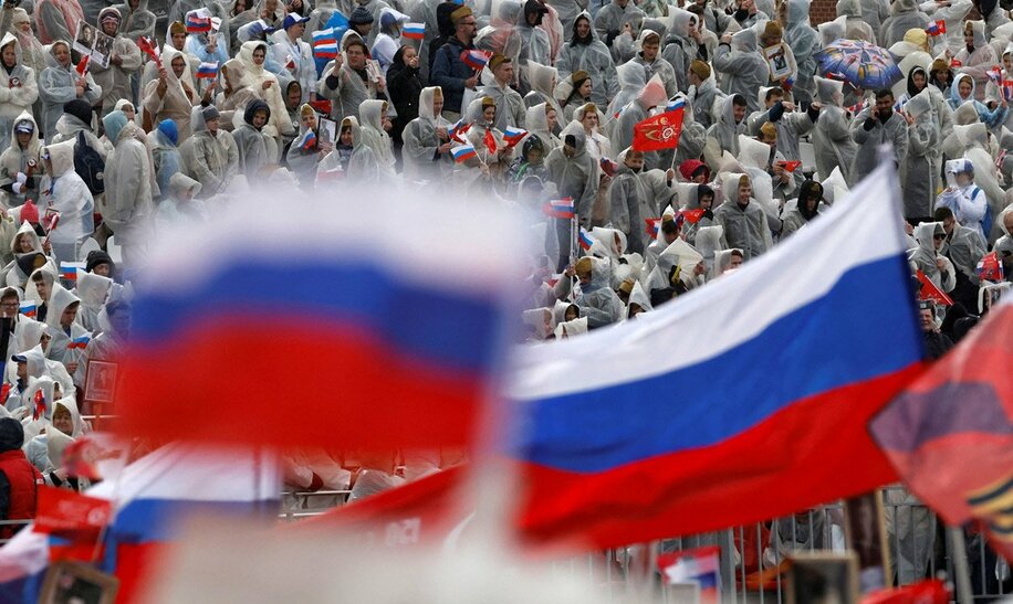  ロシアの国旗を振る人々（ロイター）