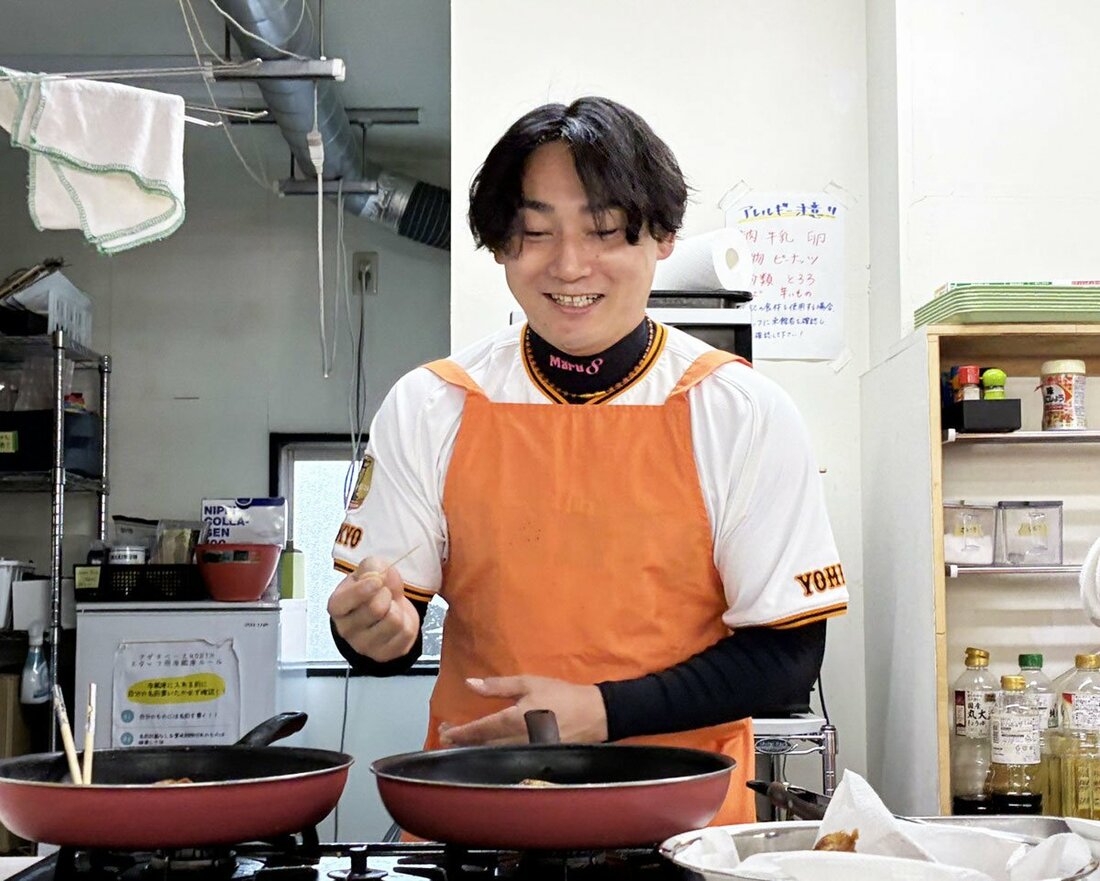 手慣れた様子で?料理を手伝う巨人・丸佳浩