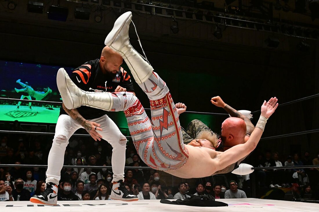 グッドブラザーズに襲われ、マジックキラーを食らった清宮海斗(手前)